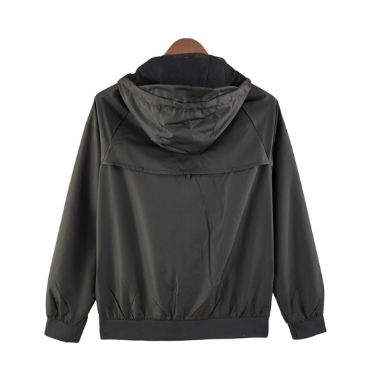 Cortavientos negro brasileño