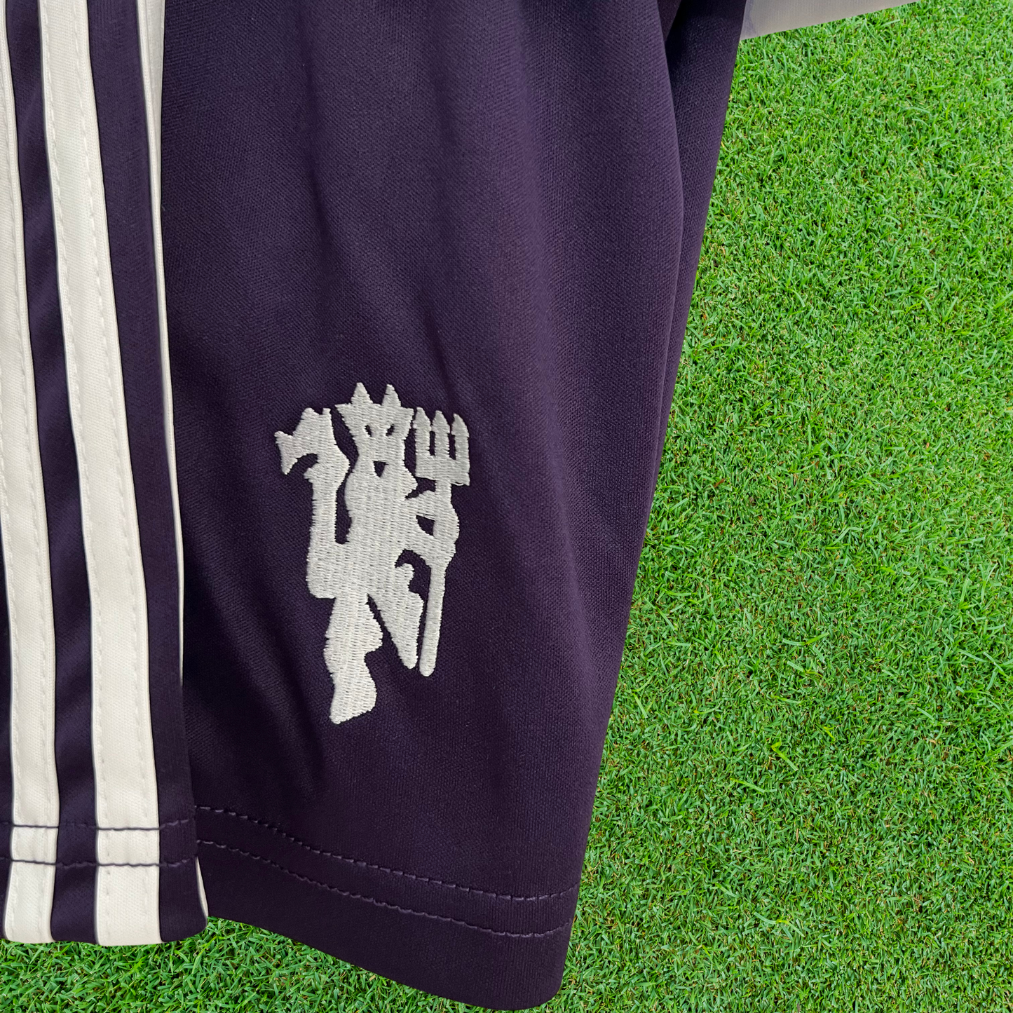 Kit infantil del Manchester United II 25/26 