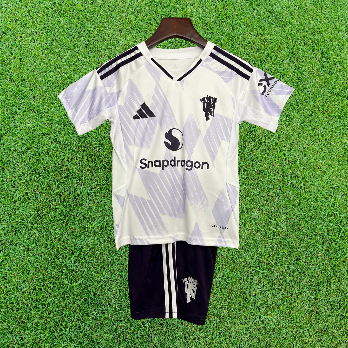 Kit infantil del Manchester United II 25/26 