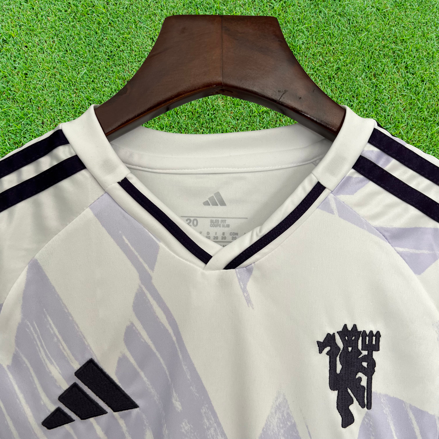 Kit infantil del Manchester United II 25/26 