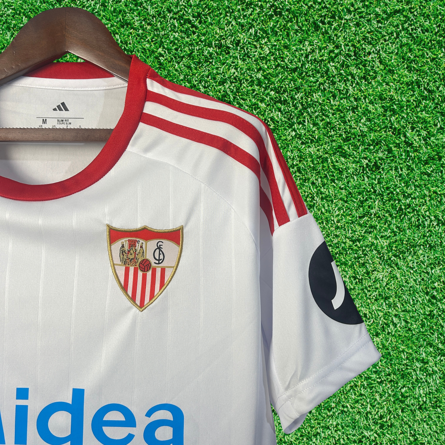 Camiseta local del Sevilla FC 25/26 versión para aficionados 
