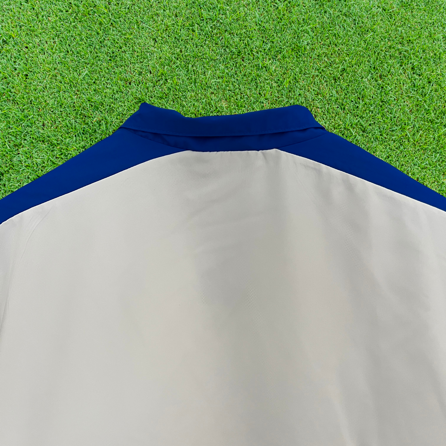 Cortavientos blanco brasileño 