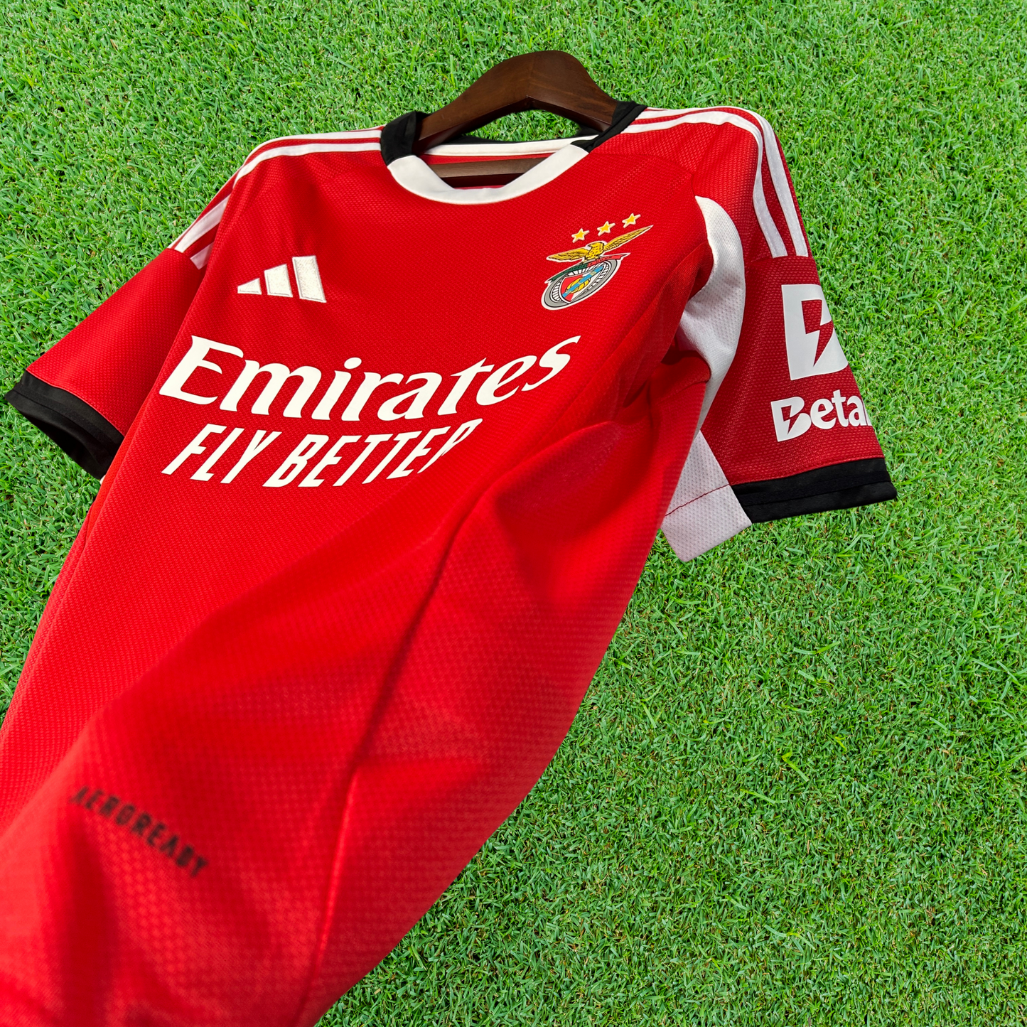 Camiseta local del SL Benfica 25/26, versión para aficionados 